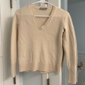 Everlane V-Neck 100% Cashmere Sweater in Cream